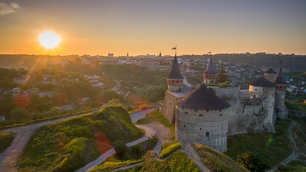 берег моря с квадрокоптера (дрона)